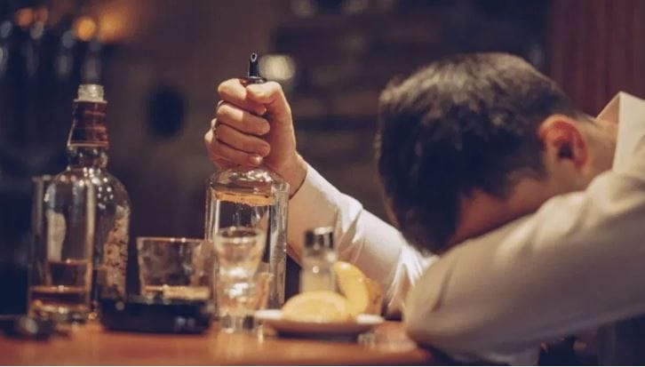 मद्यामध्ये असलेले अल्कोहोल हे शरीरात डायुरेटिक म्हणून काम करते. म्हणजेच मद्यप्राशन केल्यानंतर तुमचे मूत्रपिंड नेहमीपेक्षा जास्त लघवी तयार करते. परिणामी मद्यप्राशन केलेल्या व्यक्तीच्या शरीरातील सोडीयम, पोटॅशियम असे गरजेचे इलेक्ट्रोलाईट्स कमी होतात. 