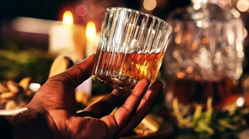 याच प्रक्रियेमुळे दारू उतरल्यानंतर दुसऱ्या दिवशी डोकं दुखायला लागतं. तसेच चक्करही येते. काही लोकांचा तर चेहरा सुजून जातो. जास्त तहान लागते. यालाच आपण हँगओव्हर म्हणतो. म्हणूनच मद्यप्राशन टाळावे असे म्हटले जाते. 