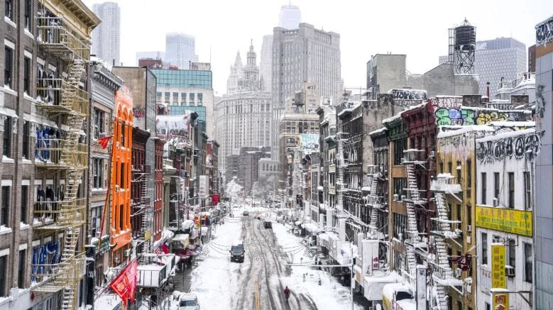 अमेरिकेत सध्या वातावरण खूपच बिघडले आहे. अमेरिकेतील उत्तर पूर्वेतील हीमवादळामुळे तेथील जनजीवन विस्कळीत झाले आहे. वादळी वारे आणि रेकॉर्डब्रेक हीमवादळ यामुळे तेथील विमानोड्डाण पूर्णपणे स्थगित करण्यात आले आहे.