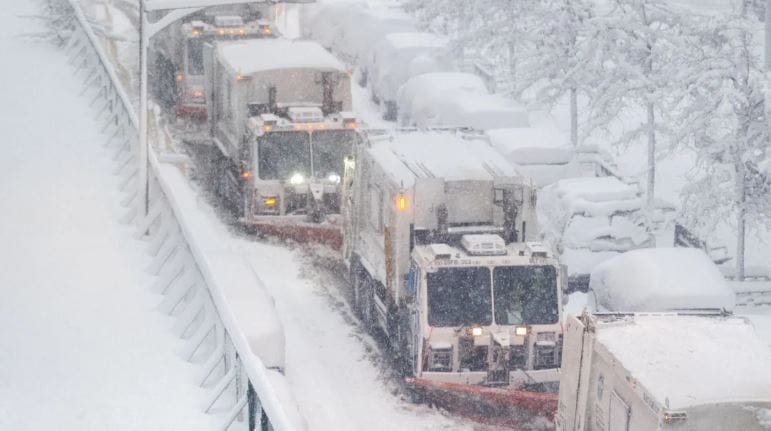 अचानक हीमवादळ आल्याने हजारो विमानांचे उड्डाण रद्द करण्यात आले आहे. तर लाखो घरांतील वीजेचा पुरवठा खंडित झालेला आहे. रविवार ते मंगळवार या काळात एकूण 11 हजार 55 विमानोड्डाण रद्द करण्यात आले आहेत.