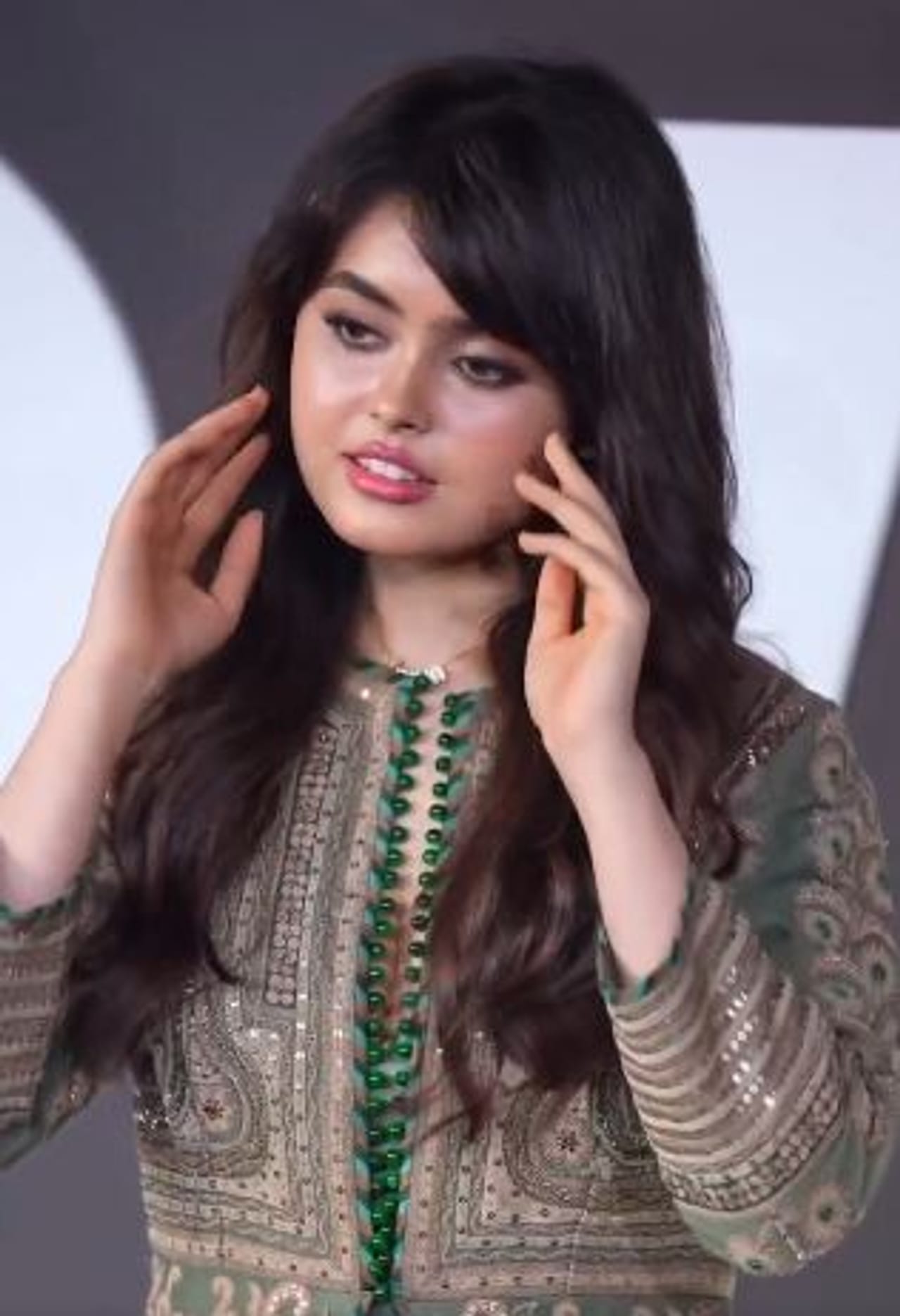 कधीकाळी संपूर्ण बॉलिवुडवर अधिराज्य गाजवणारी दिग्गज अभिनेत्री महिमा चौधरी सध्या लाईमलाईटपासून दूर आहे. सध्या ती चित्रपटांत दिसत नाही. परंतु ती वेगवेगळ्या कार्यक्रमांना आवर्जुन उपस्थित राहते. 