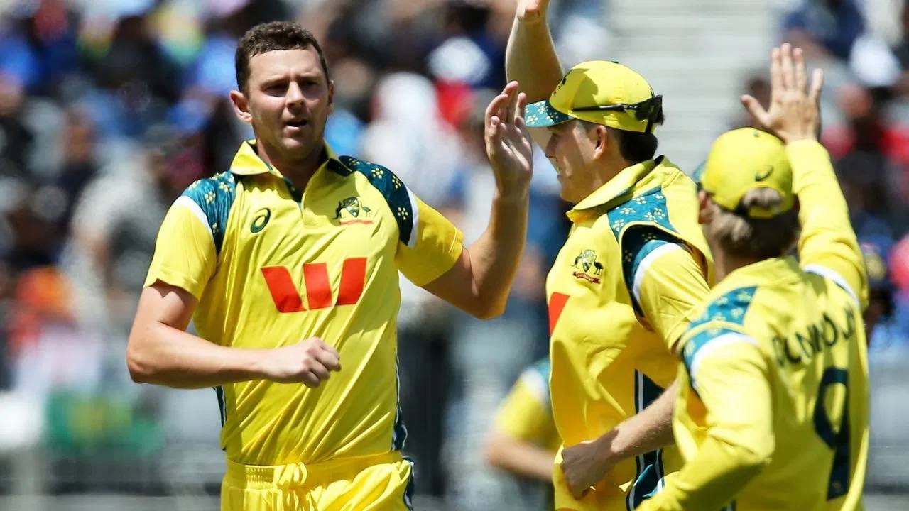 वेगवान गोलंदाज जोश हेझलवूडला टाचेची दुखापत जाणवत आहे. त्यामुळे तो ऑस्ट्रेलियातचं असून सिडनीत रिहॅबिलिटेशनमध्ये उपचार घेत आहे. त्यामुळे या स्पर्धेच्या साखळी फेरीत खेळणं कठीण दिसत आहे.  (Photo: PTI)