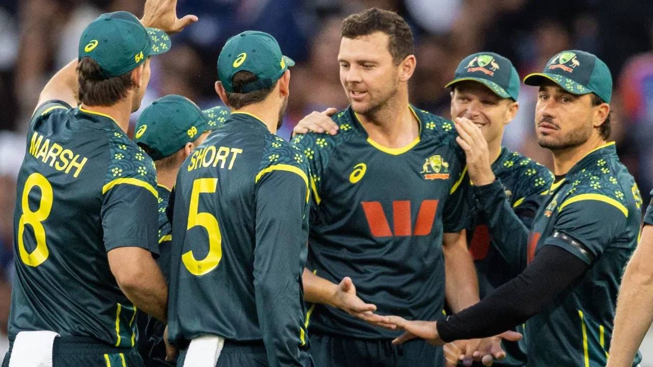 टी20 वर्ल्डकप स्पर्धेसाठी फार दिवस उरले नाहीत. 7 फेब्रुवारीपासून स्पर्धेला सुरुवात होणार आहे. पण ऑस्ट्रेलियाची चिंता कमी होण्याऐवजी वाढत चालली आहे. ऑस्ट्रेलियाच्या वेगवान माऱ्याला  नजर लागल्याचं दिसत आहे. या टी20 वर्ल्डकप स्पर्धेत ऑस्ट्रेलिया तीन दिग्गज वेगवान गोलंदाजाशिवाय उतरण्याची शक्यता वाढली आहे. (Photo: Getty Images)