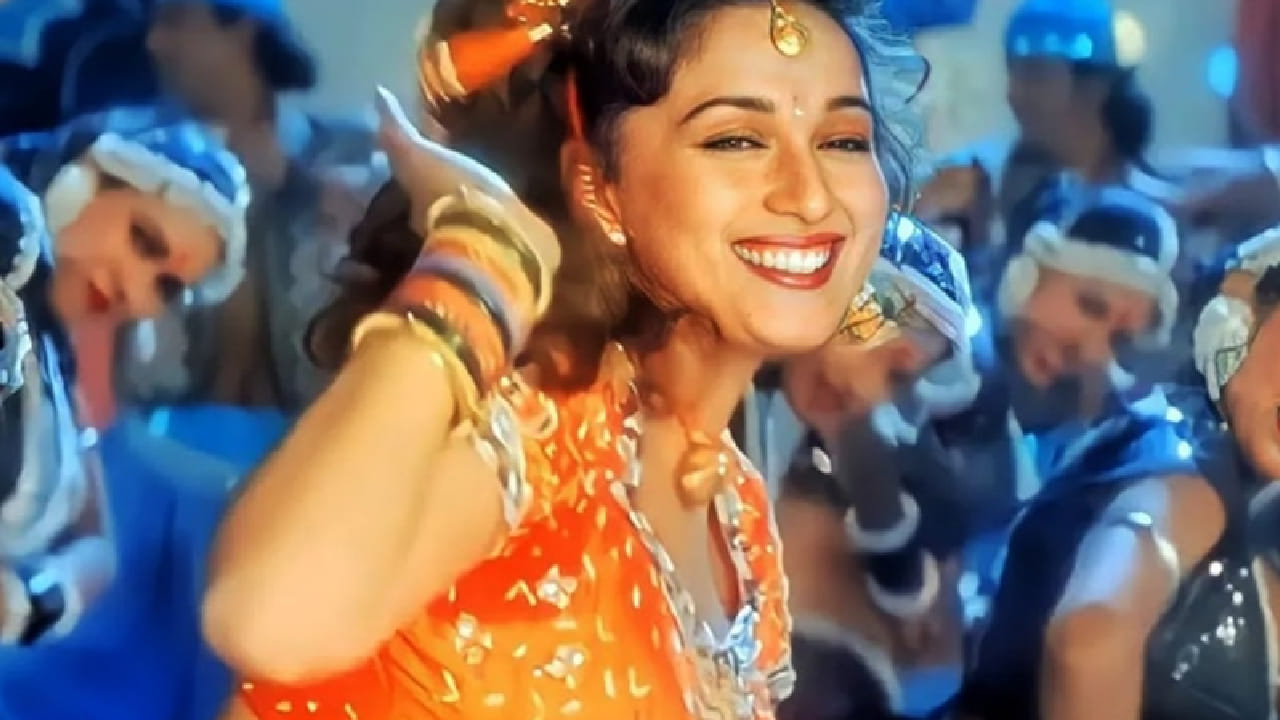 अनेकदा चित्रपट बॉक्स ऑफिसवर फारसे चालत नाहीत. मात्र. त्यातील गाणी मात्र सुपरहिट होतात. अशाच एका चित्रपटाबद्दल आज आपण जाणून घेणार आहोत, ज्याची कथा प्रेक्षकांना आवडली नाही पण गाणी मात्र सुपरहिट झाली. 