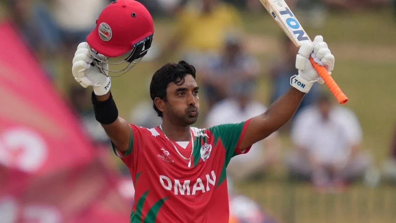 ओमानसाठी ओपनिंग उतरलेल्या डावखुरा फलंदाज कलिमने फक्त 29 चेंडूत अर्धशतक ठोकलं. यासह टी20 वर्ल्डकप स्पर्धेत अर्धशतक ठोकणारा वयस्कर फलंदाज ठरला आहे. (Photo: PTI)