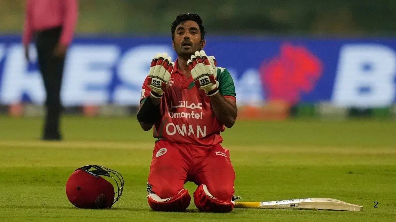 टी20 वर्ल्डकप स्पर्धेत ओमानला सलग तीन पराभवांना सामोरं जावं लागलं आहे. त्यामुळे स्पर्धेतील आव्हान संपुष्टात आलं आहे. पण असं असताना ओमानचा अष्टपैलू खेळाडू आमिर कलीमने एका विक्रमाची नोंद केली आहे. त्याच्या अर्धशतकी खेळीमुळे एक वर्ल्ड रेकॉर्ड झाला आहे. (Photo: PTI)