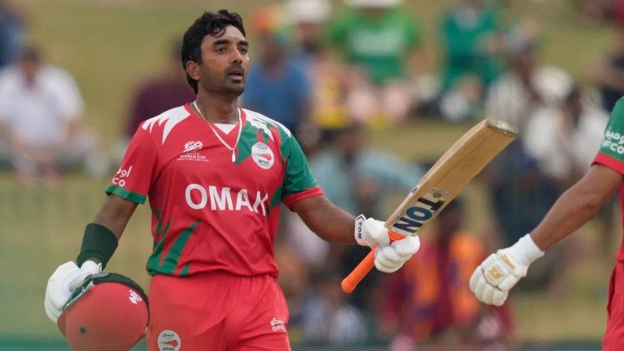 आमिर कलीमने 44 वर्षे आणि 86 दिवस वय असताना हा विक्रम केला आहे. त्याने 48 तासांपूर्वी रचलेल्या त्याच्या मित्राचा विक्रम मोडीत काढला आहे. मोहम्मद नदीमने 43 वर्षे आणि 161 दिवसांचा असताना श्रीलंकेविरुद्ध अर्धशतक ठोकलं होतं. (Photo: PTI)