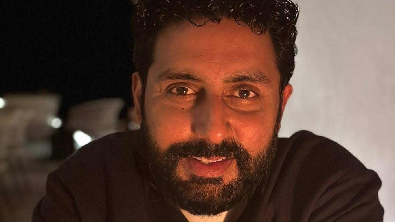 अभिषेक बच्चन हा अभिनेता आणि निर्मातासुद्धा आहे. त्याने 'धूम', 'गुरू', 'बंटी और बबली' यांसारख्या हिट चित्रपटांमध्ये काम केलंय. 'सेलिब्रिटी नेट वर्थ'ने दिलेल्या माहितीनुसार, त्याची एकूण संपत्ती ही 33 ते 34 दशलक्ष डॉलर म्हणजेच जवळपास 275 ते 285 कोटी रुपये इतकी आहे. चित्रपट, प्रॉडक्शन आणि स्पोर्ट्स बिझनेसमधून त्याची कमाई होते. 
