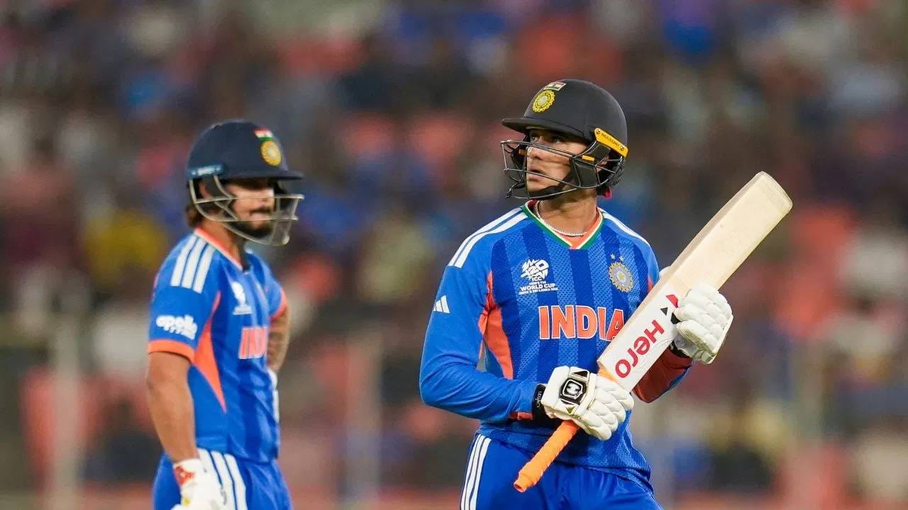  दुसरीकडे टी20 वर्ल्ड कप 2026 मध्ये टीम इंडियाच्या नावावर एका नको असलेल्या रेकॉर्डची नोंद झाली आहे.  टुर्नामेंटमध्ये भारत आणि इटलीच्या नावावर आतापर्यंत 8-8 डक आहेत. जे सर्व 20 टीम्समध्ये सर्वाधिक आहेत. याचं सर्वात मोठं कारण भारतीय ओपनर अभिषेक शर्माचा खराब फॉर्म आहे.  (PHOTO CREDIT- PTI)