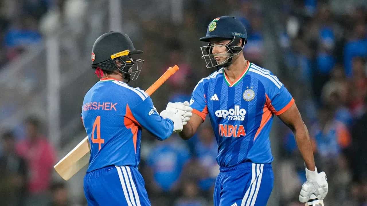 आयसीसी टी 20i वर्ल्ड कप स्पर्धेच्या दहाव्या पर्वात (Icc T20i World Cup 2026) आतापर्यंत अनेक विक्रम मोडीत निघाले आहेत. यंदा वर्ल्ड कप स्पर्धेच्या एका पर्वात 43 सामन्यांतच सर्वाधिक षटकारांचा विक्रम मोडीत निघाला आहे. या स्पर्धेच्या 10 व्या पर्वात 520 पेक्षा जास्त षटकारांची नोंद करण्यात आली आहे. (Photo Credit : PTI)