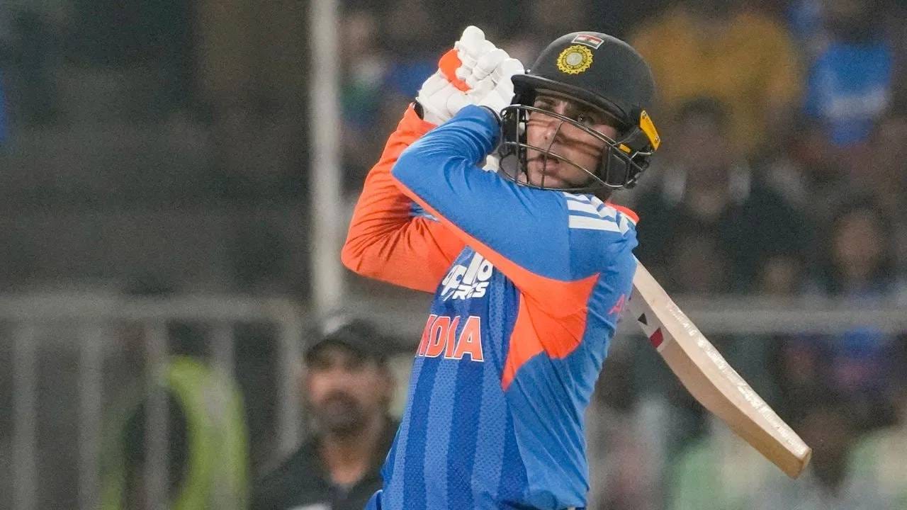 अभिषेक शर्मा पाकिस्तानविरुद्धच्या सामन्यात खेळणार आहे. सामन्यापूर्वी झालेल्या पत्रकार परिषदेत कर्णधार सूर्यकुमार यादवने ही माहिती दिली. त्यामुळे पाकिस्तानविरुद्ध आक्रमक अंदाज कायम ठेवला तर अभिषेक शर्मा हा विक्रम मोडू शकतो. (PHOTO CREDIT- PTI)