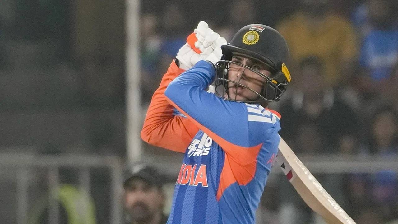 टी20 वर्ल्डकप 2026 स्पर्धेत चौकार आणि षटकारांचा वर्षाव  होणार यात काही शंका नाही. भारतीय क्रीडाप्रेमींच्या अभिषेक शर्माकडून फार अपेक्षा आहेत. तसेच सूर्यकुमार यादव आणि हार्दिक पांड्याही या यादीत असणार आहेत. इतर संघाचे खेळाडूही या स्पर्धेत असणार आहेत. असं असातना आतापर्यंत झालेल्या स्पर्धेत कोणते खेळाडू सिक्सर किंग ठरले आहेत ते जाणून घेऊयात.. (Photo- PTI)