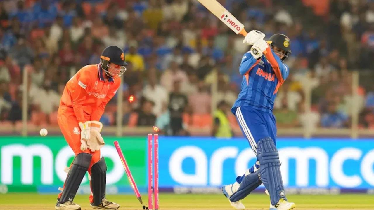 टी20 वर्ल्डकप स्पर्धेच्या साखळी फेरीत अभिषेक अमेरिकेविरुद्ध पहिल्याच चेंडूवर, नामिबियाविरुद्ध खेळला नाही. पाकिस्तानविरुद्ध 4 चेंडू खेळला आणि शून्यावर बाद झाला. नेदरलँडविरुद्ध 3 चेंडूंचा सामना केला आणि खातं न खोलता बाद झाला. (Photo- PTI)