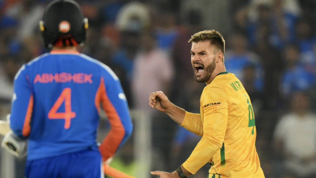 टी20 वर्ल्डकप स्पर्धेच्या सुपर 8 फेरीत भारताची निराशाजनक कामगिरी राहिली. दक्षिण अफ्रिकन गोलंदाजांसमोर भारतीय फलंदाजांनी नांगी टाकली. या सामन्यातही सलामीवीरांना नकारात्मक सुरूवात करून दिली. पण यावेळी अभिषेक नाही तर इशान किशन होता. (Photo- Proteas Men Twitter)