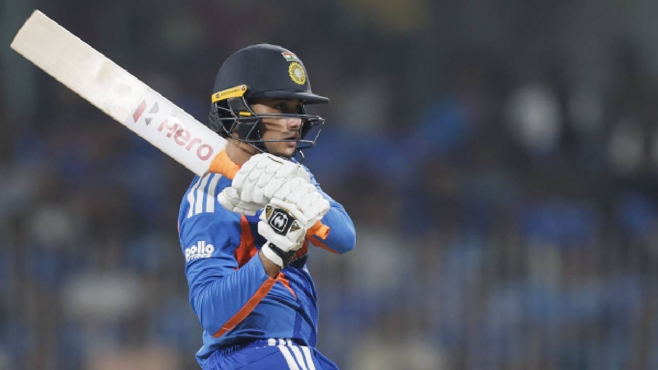 अभिषेक शर्माने या स्पर्धेच्या पहिल्याच सामन्यात नकोसा विक्रम केला होता. सलग तीन सामन्यात शून्यावर बाद झाला होता. त्यानंतर दक्षिण अफ्रिकेविरुद्ध थोडाफार खेळला. पण झिम्बाब्वेविरुद्ध पूर्ण लय मिळाल्याचं दिसलं. (Photo: BCCI Twitter)