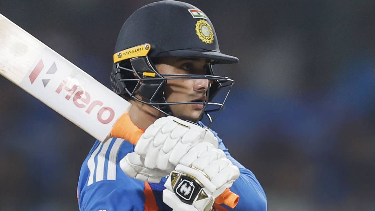 अभिषेक शर्माने या डावात संजू सॅमसनसोबत ओपनिंग पार्टनरशिप म्हणून मोठी भागीदारी केली. या दोघांनी टी20 वर्ल्डकप 2026 स्पर्धेत भारतासाठी 48 धावांची भागीदारी केली. तर इशान किशनसोबत दुसऱ्या विकेटसाठी अर्धशतकी भागीदारी म्हणजेच 72 धावा काढल्या. (Photo: BCCI Twitter)