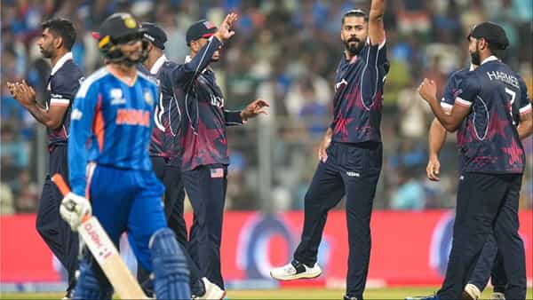 टी20 वर्ल्डकप 2026 स्पर्धेत अभिषेक शर्मा हा हुकूमाचा एक्का असेल, हे सर्वांनाच माहिती आहे. पण पहिल्याच सामन्यात त्याने हिरमोड केला. अभिषेक शर्मा टी20 वर्ल्डकप स्पर्धेत पहिल्यांदाच खेळत आहे. पण पहिल्याच सामन्यात नकोसा विक्रम केला. (Photo: PTI)