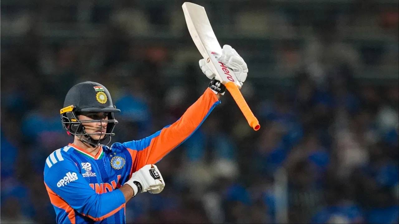 अभिषेक शर्मा हा टी20 वर्ल्डकप स्पर्धेत बेभरवशी फलंदाज ठरला. त्याच्याकडून या स्पर्धेच्या सुरुवातीला फार अपेक्षा होत्या. मात्र त्याने भारतीया क्रीडाप्रेमींची निराशा केली होती. पण सुपर 8 फेरीच्या दुसऱ्या सामन्यात त्याला सूर गवसला आहे. झिम्बाब्वेविरुद्ध अर्धशतक ठोकलं. (Photo: BCCI Twitter)