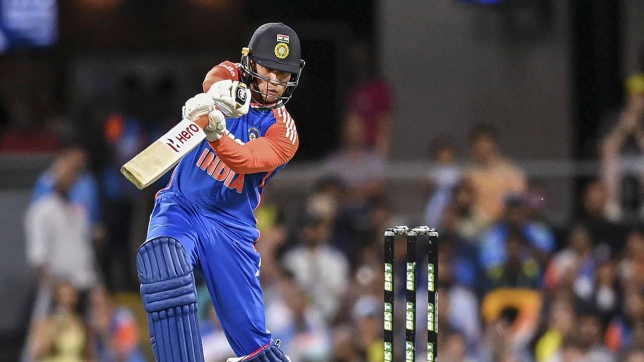 अभिषेक शर्मा बाद झाल्यानंतर टीम इंडियाच्या धावसंख्येला ब्रेक लागला. सूर्यकुमार यादव वगळता एकही फलंदाज साजेशी कामगिरी करू शकला नाही. भारताचे टॉप 4 फलंदाज 46 धावांवर तंबूत होते. तर 77 धावांवर 6 विकेट बाद झाले होते. (Photo: PTI)