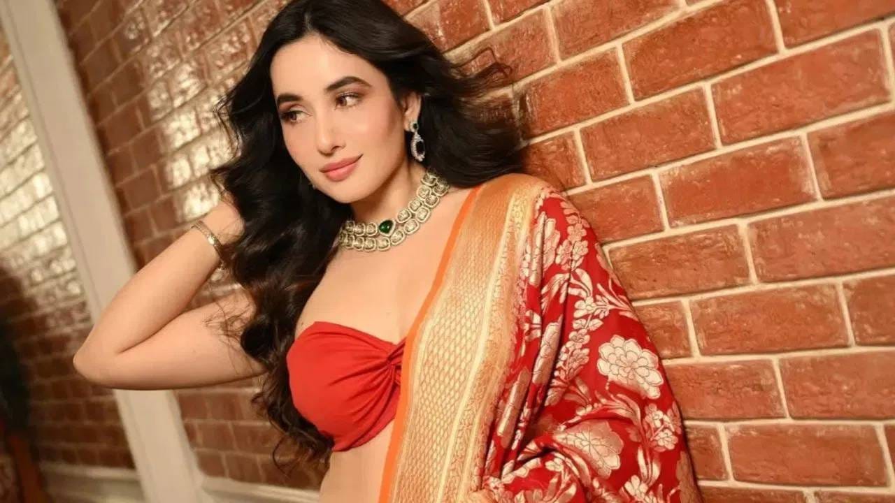 Aditi Budhathoki : अदिति बुधाथोकी नेपाळची प्रसिद्ध अभिनेत्री आणि मॉडल आहे. अदिति आपला फॅशन सेन्स आणि फिटनेससाठी ओळखली जाते. अदितिचे इंस्टाग्राम वर 22 लाखापेक्षा जास्त फॉलोअर्स आहेत. अदितिने 'क्री' फिल्म द्वारे नेपाळी सिनेमात पाऊल ठेवलेलं.   