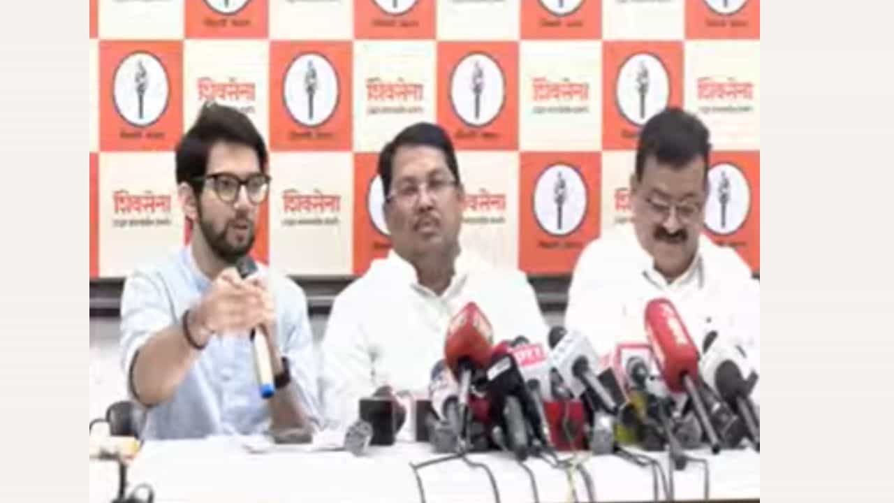 इफ्रा मॅन मी की तू? तू की मी? भांडणं सुरूयेत..., मुलुंडमधल्या मेट्रो दुर्घटनेवरून आदित्य ठाकरेंचा खोचक टोला