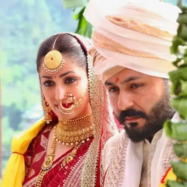 यामी गौतम आणि आदित्य धर देखील पॉवर कपल आहेत. दोघां साधे पद्धतीत लग्न केलं.  दोघांनी कोणताही फिल्मी देखावा न करता सप्तपदी घेतल्या. यामी आणि आदित्य धर यांची जोडी चाहत्यांमध्ये खूप लोकप्रिय आहे.