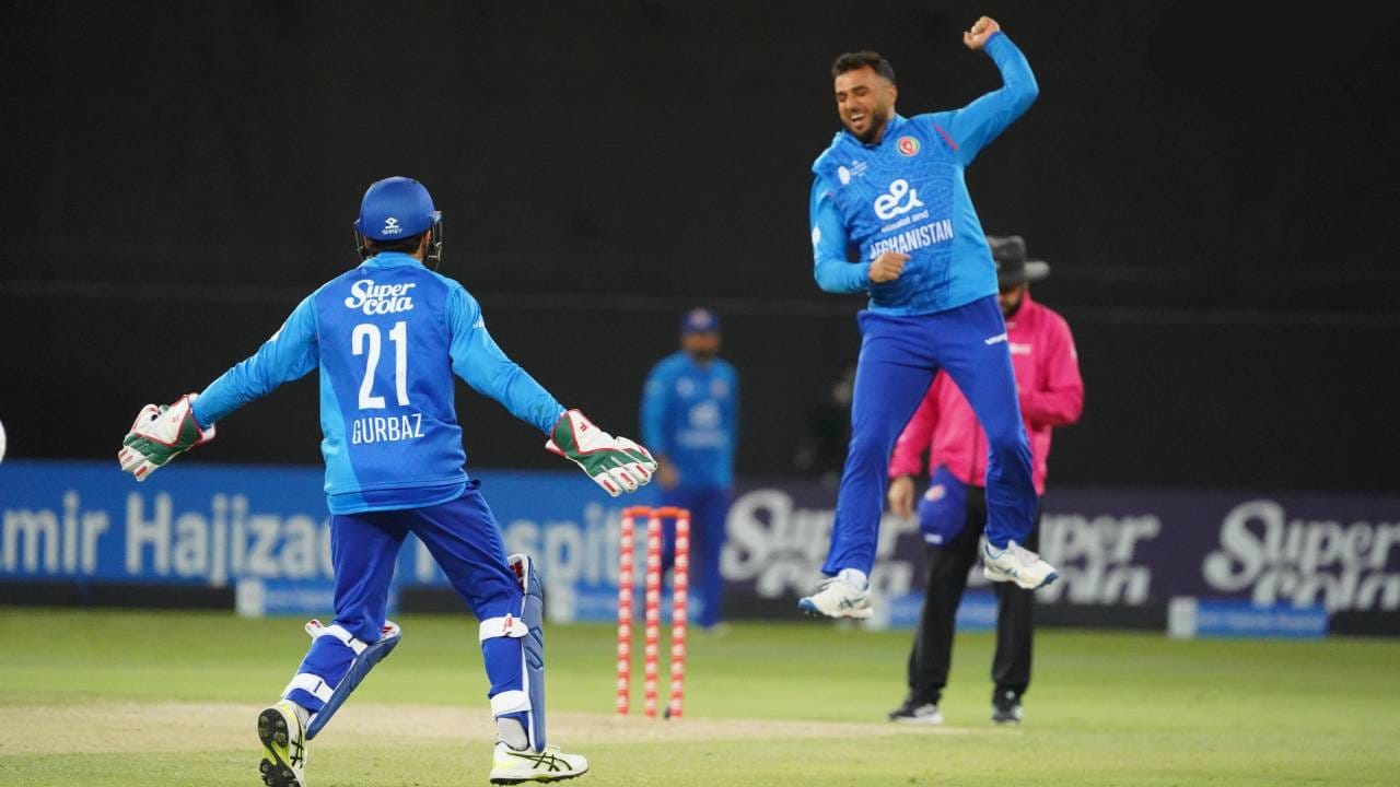 टी20 वर्ल्डकप 2024 स्पर्धेतील दुसरा मोठा उलटफेर म्हणजे अफगाणिस्तानने ऑस्ट्रेलियाला पराभवाची धूळ चारली. अफगाणिस्तानने 148 धावांचं लक्ष्य ऑस्ट्रेलियासमोर ठेवलं होतं. पण ऑस्ट्रेलियाचा संघ 127 धावांवरच बाद झाला. यामुळे ऑस्ट्रेलिया स्पर्धेतून आऊट झाली. (Photo- Afghanistan Cricket X)