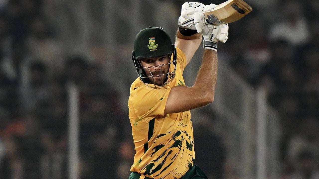 एडेन मार्करामने टी20 वर्ल्डकप स्पर्धेत दक्षिण आफ्रिकेकडून सर्वात जलद अर्धशतक ठोकण्याचा विक्रम नोंदवला. यापूर्वी हा विक्रम क्विंटन डी कॉकच्या नावावर होता. मात्र आता हा विक्रम कर्णधार एडन मार्करम याने आपल्या नावावर केला आहे. (Photo- Proteas Men Twitter)