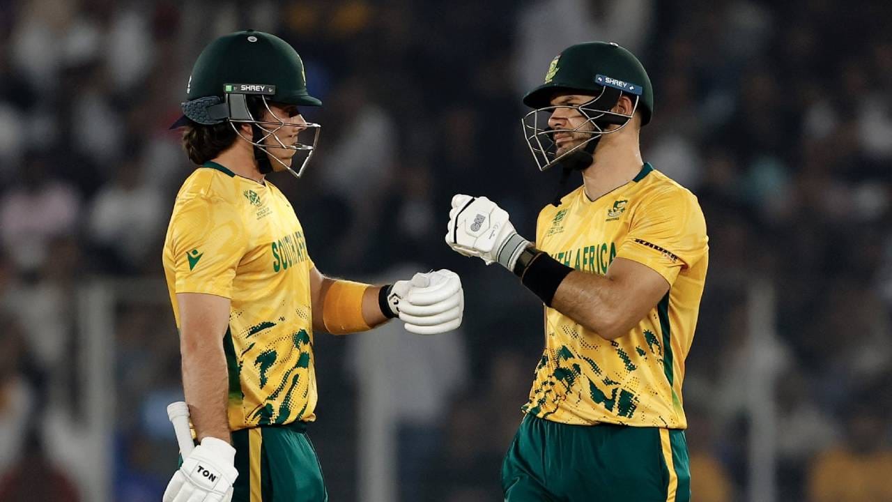 टी20 वर्ल्डकप स्पर्धेतील प्रत्येक सामन्यात काही नाही काही विक्रमाची नोंद होत आहे. न्यूझीलंडविरूद्धच्या सामन्यात दक्षिण अफ्रिकेचा कर्णधार एडन मार्करम यांनी विक्रमाची नोंद केली आहे. त्याच्या विक्रमी खेळीने दक्षिण अफ्रिकेचा विजय पक्का झाला. (Photo- Proteas Men Twitter)