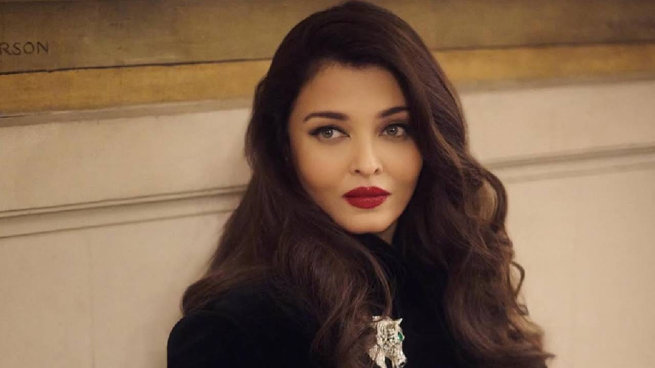 ऐश्वर्या राय ही गेल्या अनेक वर्षांपासून इंडस्ट्रीत काम करतेय. तिने हिंदीसोबतच तमिळ चित्रपटसृष्टीतही भूमिका साकारल्या आहेत. 1994 मध्ये 'मिस वर्ल्ड'चा किताब जिंकल्यानंतर तिने जगभरातील प्रभावशाली व्यक्तींमध्ये आपलं स्थान मिळवलं. ऐश्वर्याची एकूण संपत्ती 100 दशलक्ष डॉलर म्हणजेच जवळपास 835 कोटी रुपये इतकी आहे. 
