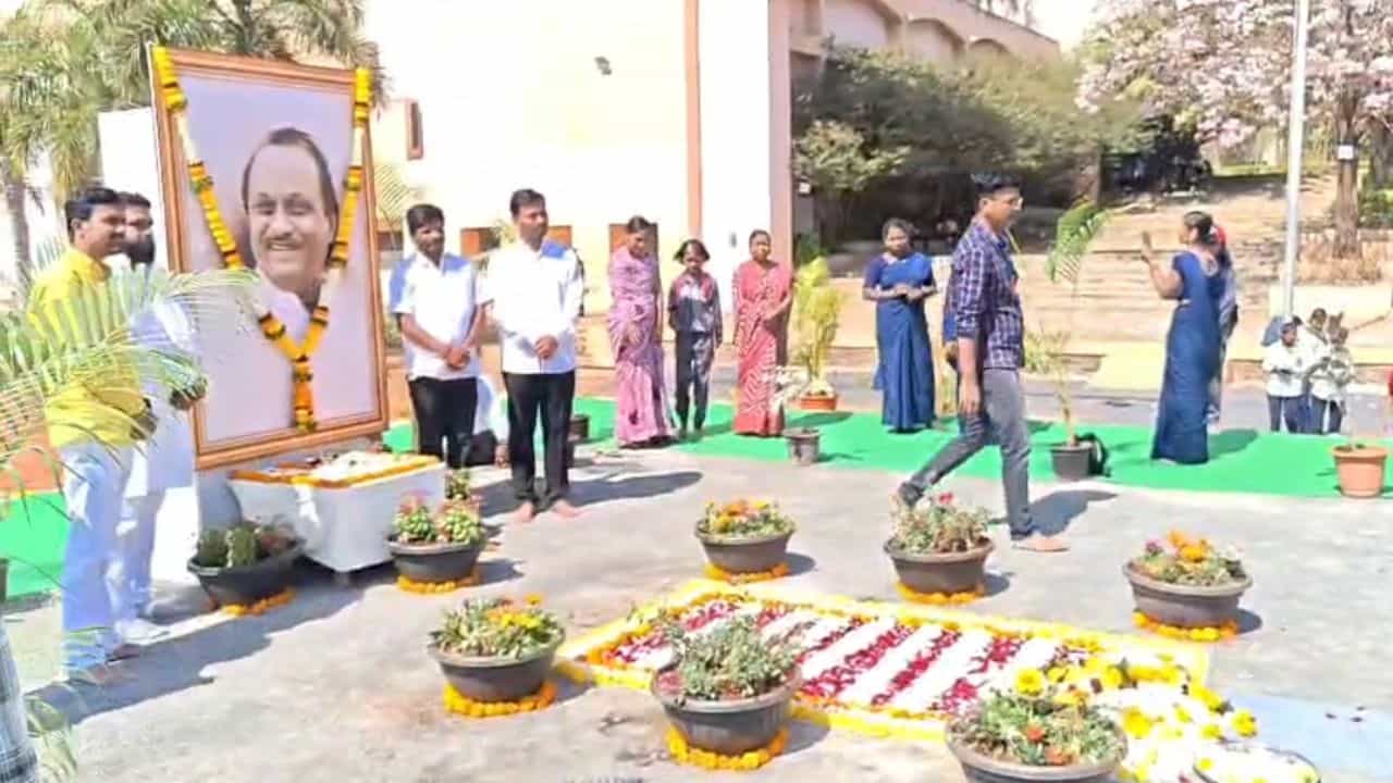 राज्याचे दिवंगत उपमुख्यमंत्री अजित पवार यांच्या निधनाला आज एक महिना पूर्ण होत आहे. अजितदादा आपल्यात नाही, यावर एक महिना झाला तरी विश्वास बसत नाही. अजितदादा नाहीत यावर विश्वास ठेवायला बारामतीकर अजूनही तयार नाहीत. हीच परिस्थिती राज्यातील इतर भागातील आहे. त्यामुळेच आज अजितदादांच्या आठवणी जागवल्या जात आहेत.