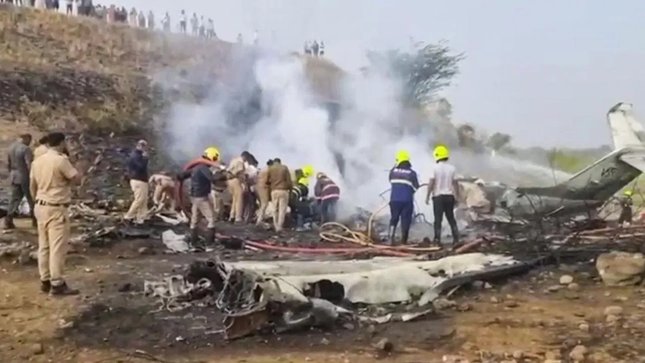 अजित पवार यांच्या विमान अपघातावेळी दृष्यमानता 2000 मीटर इतकी होती, तसेच दोन्ही पायलटला बारामती विमानतळावर विमान लॅन्ड करण्याचा अनुभव होता. 