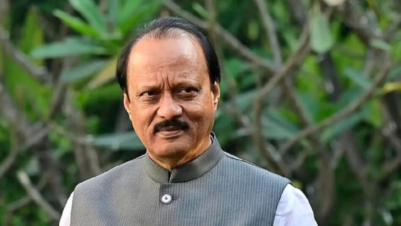 आता कार्यक्रमात अजित दादा यांना त्यांच्या बायोपिक बद्दल विचारण्यात आलं. शिवाय तुमची भूमिका कोणत्या अभिनेत्याने साकारायला हवी.. असं देखील अजित पवार यांना विचारण्यात आले. तेव्हा त्यांनी प्रसिद्ध आणि लोकप्रिय मराठी अभिनेत्याचं नाव घेतलं.  