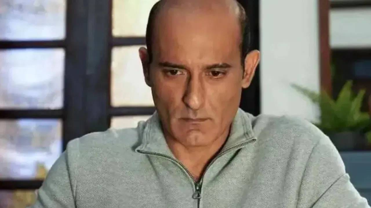 या सगळ्या चर्चांमध्ये आता अशी बातमी आलीय की, रहमान डकैतच्या रोलसाठी अक्षय खन्ना पहिली पसंत नव्हता. साऊथ सुपरस्टार नागार्जुनला हा रोल पहिला ऑफर झाला होता. आता नागार्जुनने या विषयात मौन सोडतं सर्व सत्य सांगितलं आहे. 