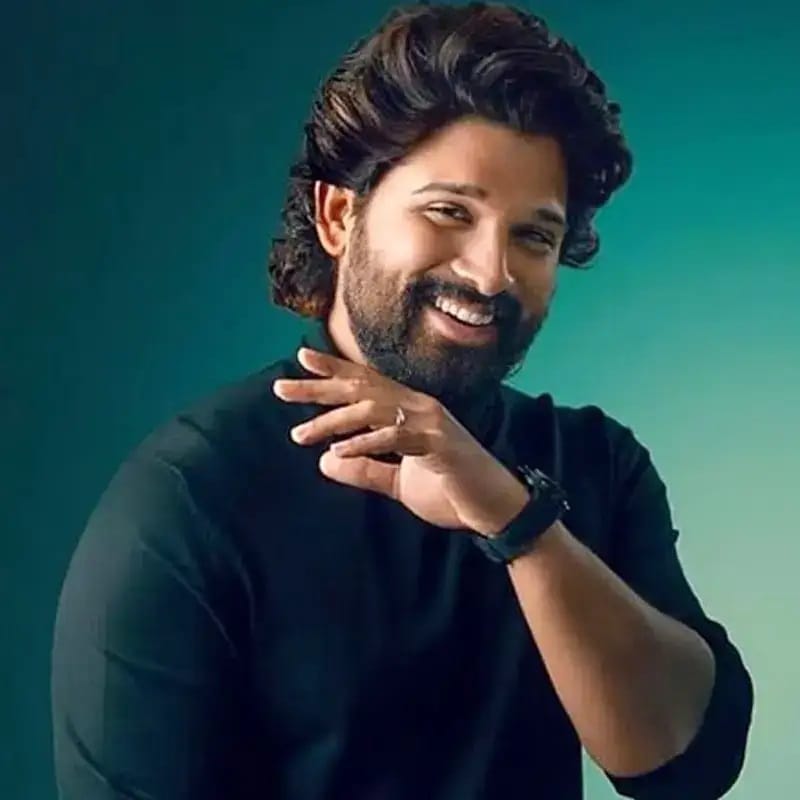 अल्लू अर्जुन याला देखील तुरुंगात एक रात्र राहावं लागलं होतं. 'पुष्पा 2' सिनेमाच्या स्क्रिनिंग दरम्यान झालेल्या चेंगराचेंगरीच एका महिलेचे प्राण गेले. तेव्हा पोलिसांनी अभिनेत्याला अटक केली आणि कोणतीच व्हीआयपी ट्रिटमेंट दिली नाही. 