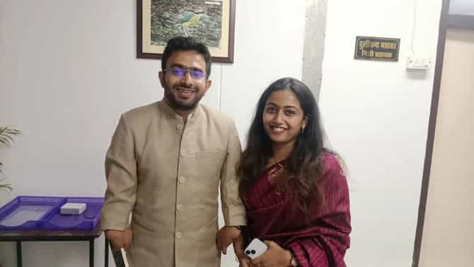 IAS जोडप्याच्या लग्नाची गोष्ट ! ना बँड-बाजा ना वरात, मिनी सचिवालयात झाले शुभमंगल