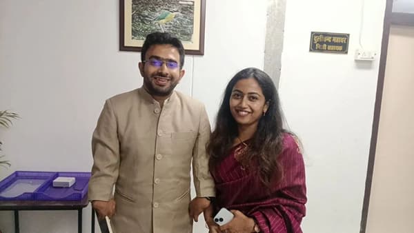 IAS जोडप्याच्या लग्नाची गोष्ट ! ना बँड-बाजा ना वरात, मिनी सचिवालयात झाले शुभमंगल
