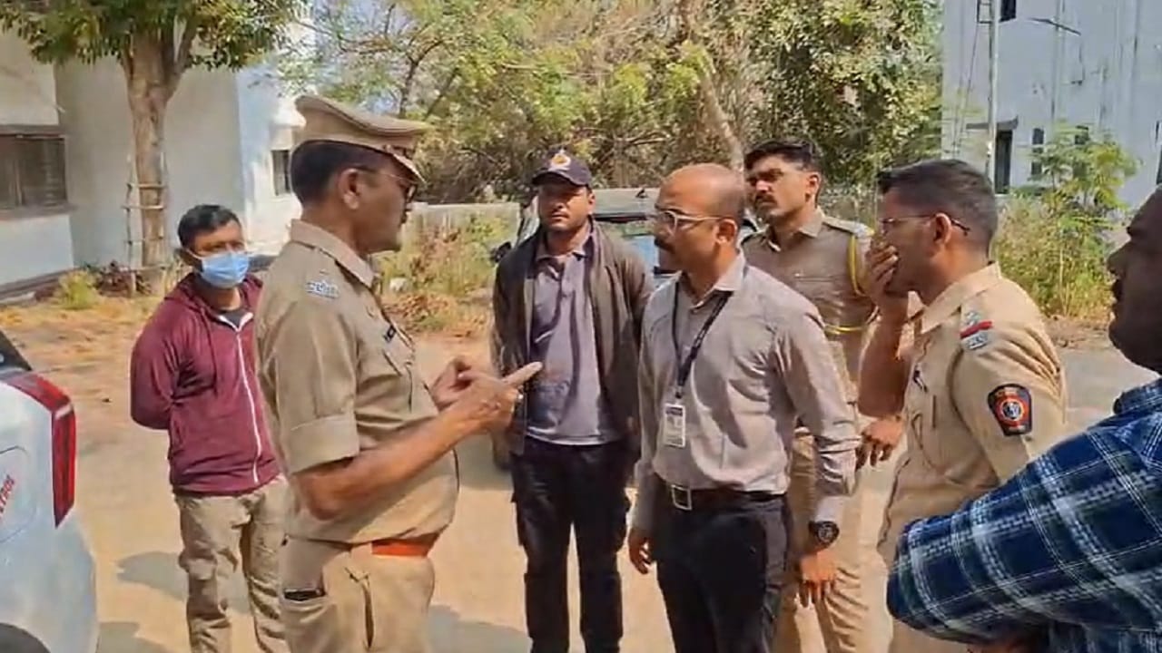 अमरावतीच्या कांतानगर मधील न्यायाधीशांच्या निवासस्थानी मध्यरात्री चोरी झाल्याची घटना समोर आल्यानंतर सर्वत्र खळबळ  उडाली आहे. मिळालेल्या माहितीनुसार,  पाच न्यायाधीश आणि चार न्यायालयीन कर्मचाऱ्यांच्या घरी रात्री चोरी झाल्याची घटना घडली आहे. 