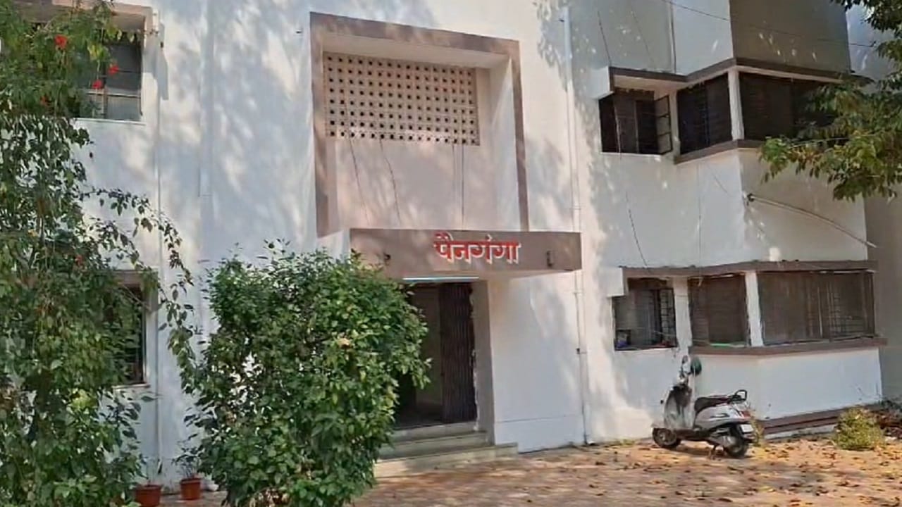 रात्री पोलीस बंदोबस्त असताना देखील चोरांनी शिरकाव केल्याने कायदा व सुव्यवस्थेचा प्रश्न याठिकाणी निर्माण होत आहे. मिळालेल्या माहितीनुसार, दोन दिवसांपूर्वी अमरावतीमध्ये एका सुवर्णकाराला लुटल्याची घटना ताजी असतानाच आता न्यायाधीशांची घर फोडल्याची घटना समोर आली आहे. 