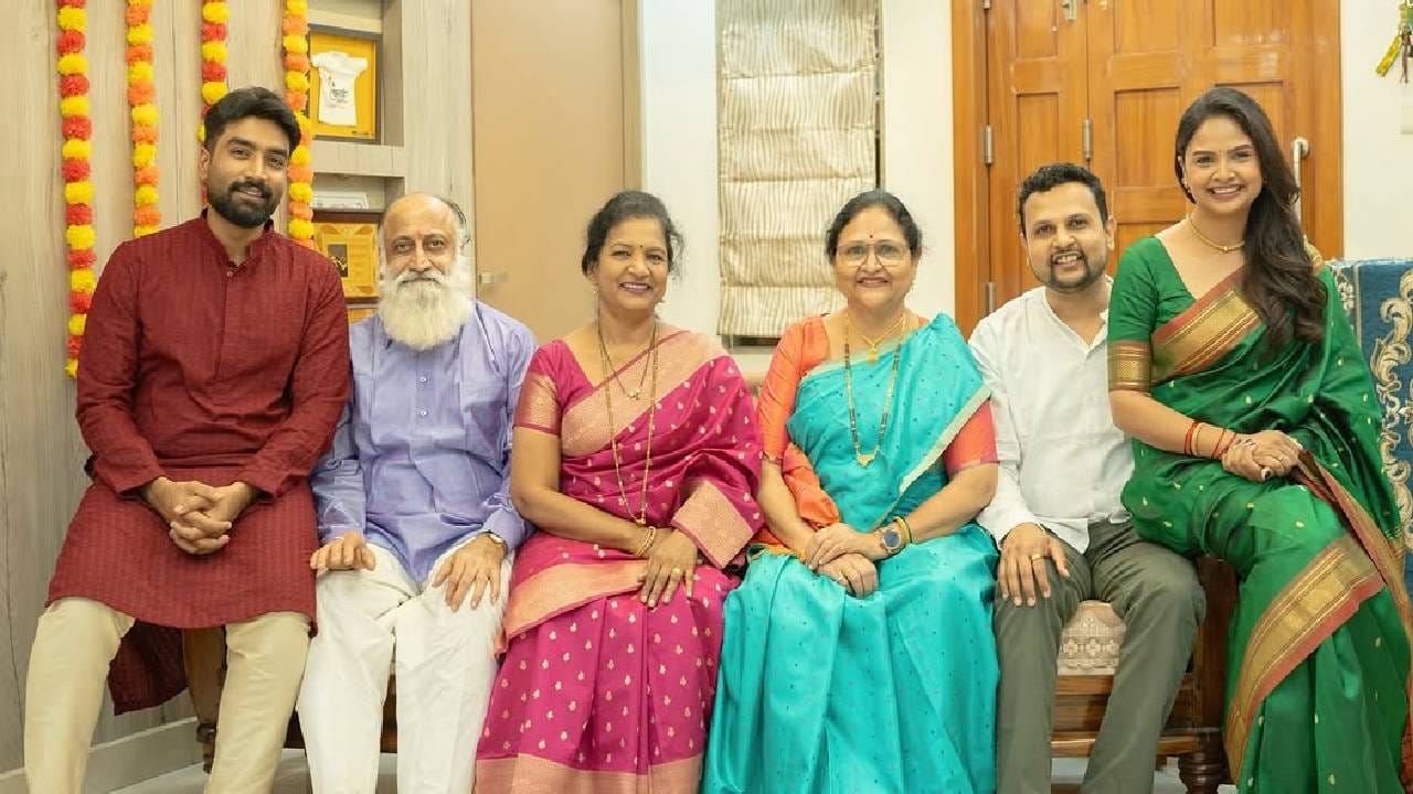 'आनंदघन येई घरा. सर्वांना ओळख करून देतेय.. गोरेंचा जावई आणि जोश्यांची सून. आम्हाला एकत्र ठेवणारं आणि आमच्यावर नि:स्वार्थ प्रेम करणारं कुटुंब मिळाल्याबद्दल आम्ही स्वत:ला भाग्यवान समजतो. आम्ही तुम्हा सर्वांवर मनापासून प्रेम करतो,' असं कॅप्शन देत अपूर्वाने हे खास फोटो शेअर केले आहेत.  
