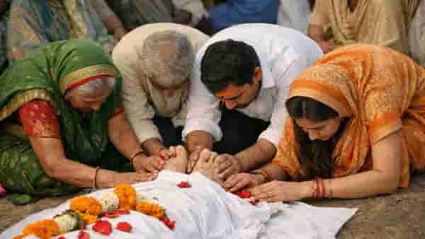 मृत व्यक्तीच्या पायाला स्पर्श का केला जातो? जाणून घ्या शास्त्रीय कारण....