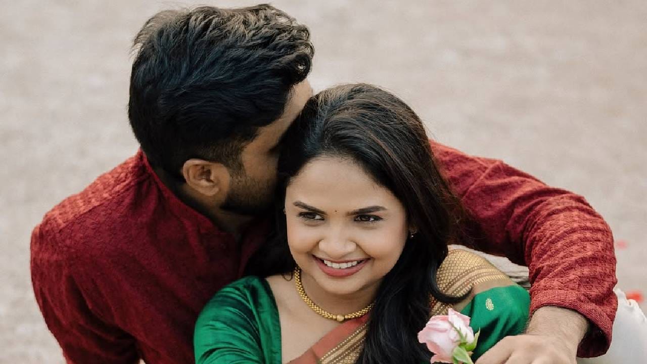 'आई कुठे काय करते' या मालिकेत ईशाची भूमिका साकारलेली अभिनेत्री अपूर्वा गोरे हे अंशुमनची होणारी पत्नी आहे. नुकतेच या दोघांनी त्यांच्या साखरपुड्याचे फोटो सोशल मीडियावर पोस्ट करत चाहत्यांना सुखद धक्का दिला आहे. 
