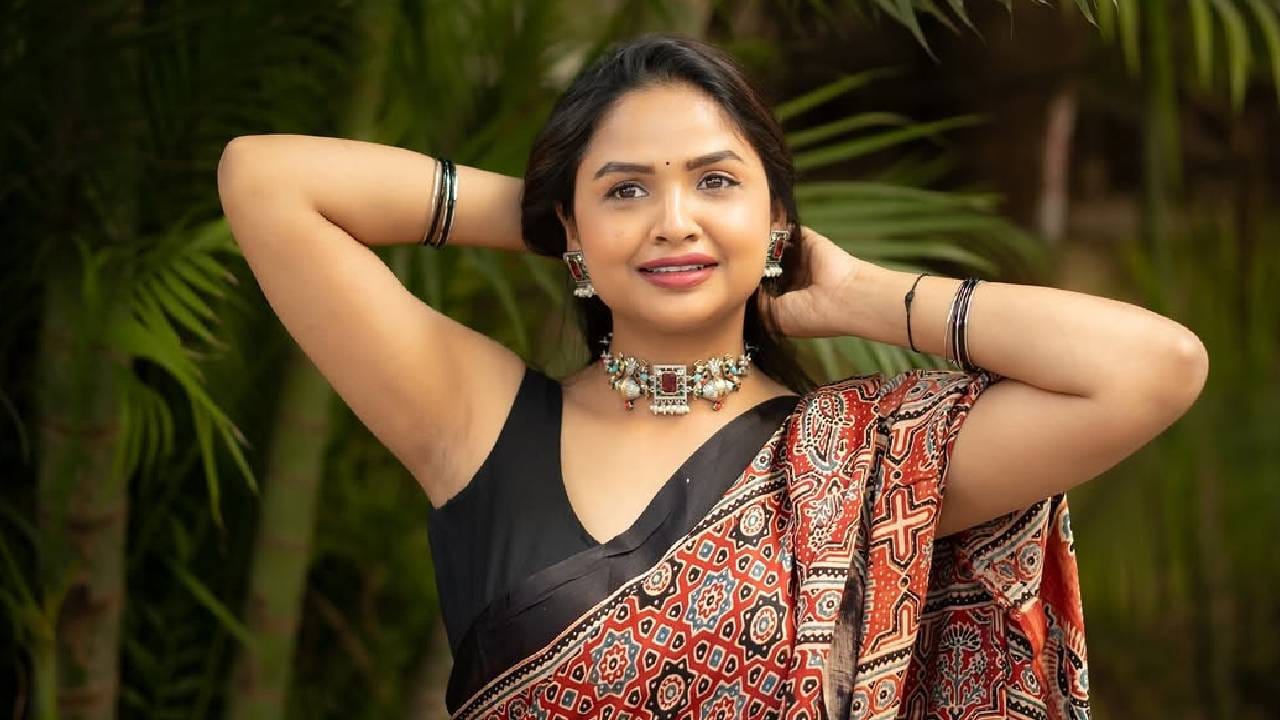 'आई कुठे काय करते' ही मालिका तुफान गाजली होती. या मालिकेतील प्रत्येक कलाकाराने प्रेक्षकांच्या मनावर विशेष छाप सोडली होती. या मालिकेत ईशाची भूमिका साकारणारी अपूर्वा गोरे सध्या तिच्या खासगी आयुष्यामुळे चर्चेत आली आहे. 
