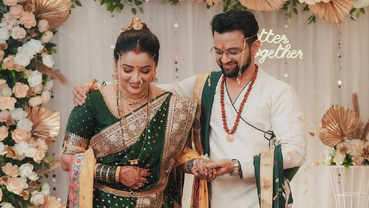 'रात्रीस खेळ चाले' या मालिकेत शेवंताची भूमिका साकारून घराघरात पोहोचलेली अभिनेत्री अपूर्वा नेमळेकरने दुसऱ्यांदा लग्नगाठ बांधली आहे. 14 फेब्रुवारी रोजी 'व्हॅलेंटाइन डे'ला तिने लग्न केलं आहे. या लग्नाचे फोटो तिने सोशल मीडियावर पोस्ट करत चाहत्यांना सुखद धक्का दिला आहे. 
