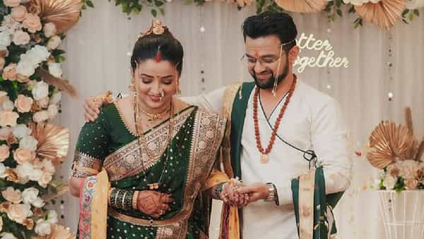 'रात्रीस खेळ चाले' या मालिकेत शेवंताची भूमिका साकारून घराघरात पोहोचलेली अभिनेत्री अपूर्वा नेमळेकरने दुसऱ्यांदा लग्नगाठ बांधली आहे. 14 फेब्रुवारी रोजी 'व्हॅलेंटाइन डे'ला तिने लग्न केलं आहे. या लग्नाचे फोटो तिने सोशल मीडियावर पोस्ट करत चाहत्यांना सुखद धक्का दिला आहे.