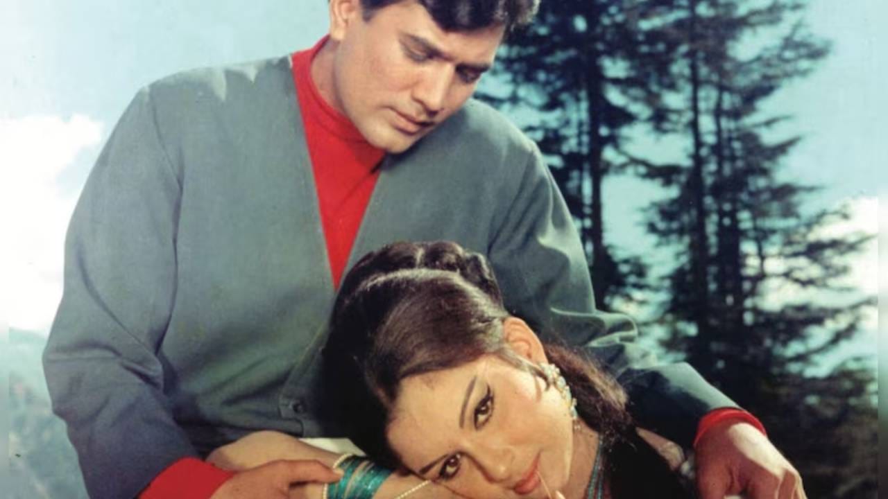 ७० च्या दशकात हिंदी चित्रसृष्टीत एक असा कलाकार होता, ज्याने आपल्या अभिनयाने आणि रोमँटिक अंदाजाने सर्वांना दीवाना बनवले होते. या कलाकाराच्या स्टारडमची स्थिती अशी होती की लोक त्यांचा चित्रपट पाहण्यासाठी रात्रीपासूनच थिएटरच्या बाहेर रांगा लावत असत. आज आम्ही हिंदी चित्रसृष्टीच्या पहिल्या ‘सुपरस्टार’ राजेश खन्ना यांच्या चित्रपटाबद्दल बोलत आहोत.