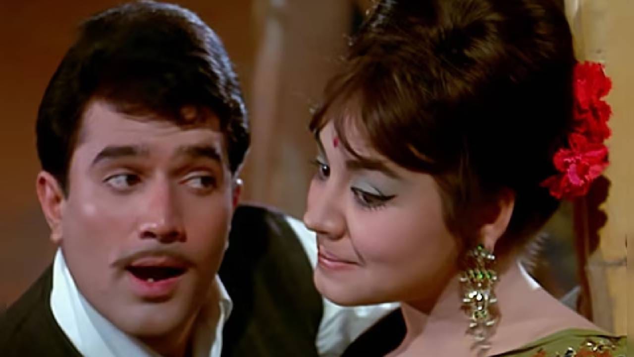 १९६९ मध्ये राजेश खन्ना यांचा रोमँटिक ड्रामा चित्रपट ‘आराधना’ प्रदर्शित झाला होता. या चित्रपटात त्यांच्यासोबत मोठ्या पडद्यावर अभिनेत्री शर्मिला टागोर यांनी रोमँस केला होता. दोघांचा अभिनय प्रेक्षकांना इतका आवडला की या चित्रपटाने नवीन इतिहासच घडवला. होय! हा हिंदी चित्रसृष्टीचा पहिला चित्रपट होता जो १०० दिवस थिएटरमध्ये चालला होता. या चित्रपटाची कथा एका एअरफोर्स पायलटवर आधारित होती, जो भावुक असण्याबरोबरच खूप रोमँटिकही होता.