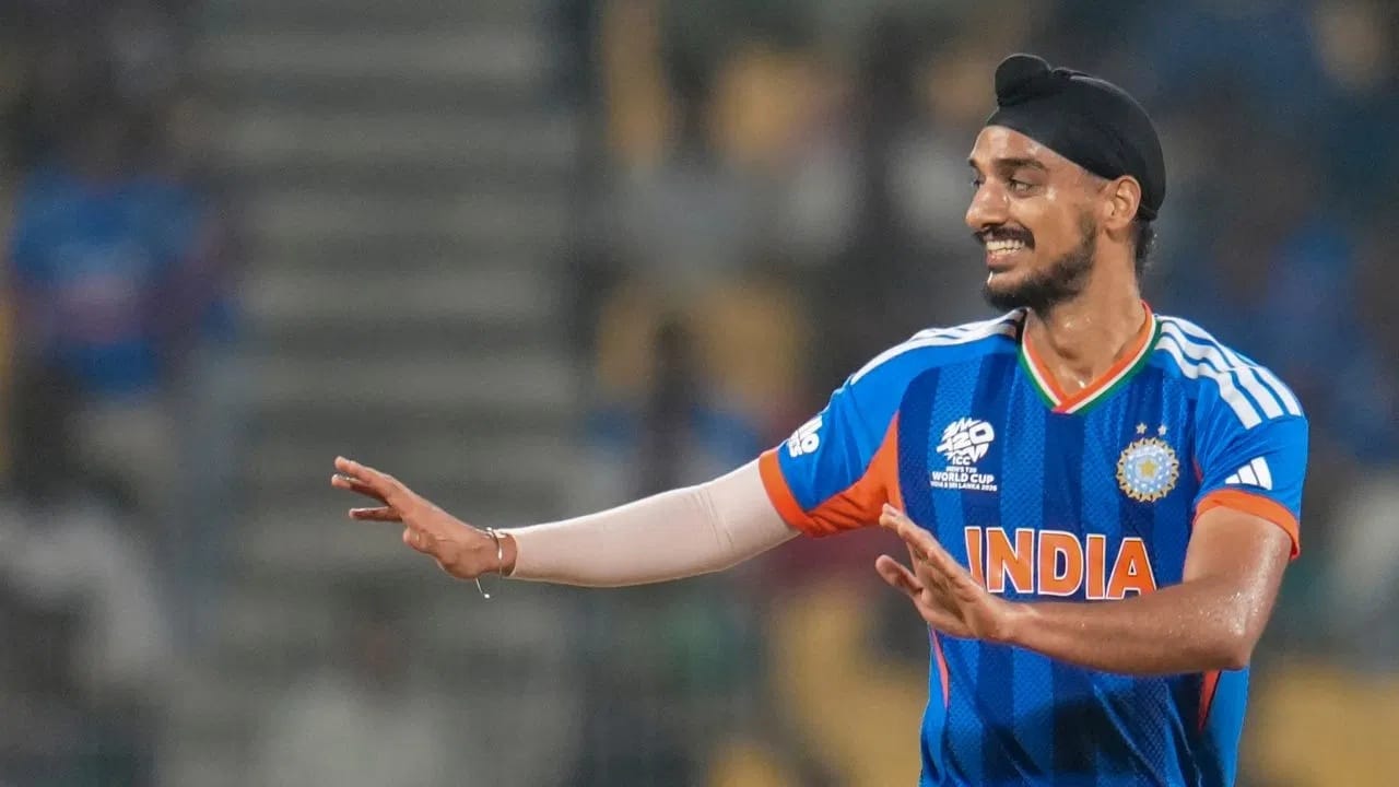 टीम इंडियाने सूर्यकुमार यादव याच्या नेतृत्वात आयसीसी टी 20i वर्ल्ड कप 2026 स्पर्धेत गुरुवारी 26 फेब्रुवारीला सुपर 8 फेरीत झिंबाब्वेवर विजय मिळवला. भारताचा सुपर 8 मधील हा पहिला विजय ठरला. भारताने यासह सेमी फायनलमधील आव्हान कायम ठेवलं. या सामन्यात भारताचा वेगवान गोलंदाज अर्शदीप सिंह याने मोठी कामगिरी केली. अर्शदीपने जसप्रीत बुमराह याला मागे टाकत खास विक्रम आपल्या नावावर केला. (Photo Credit : PTI)