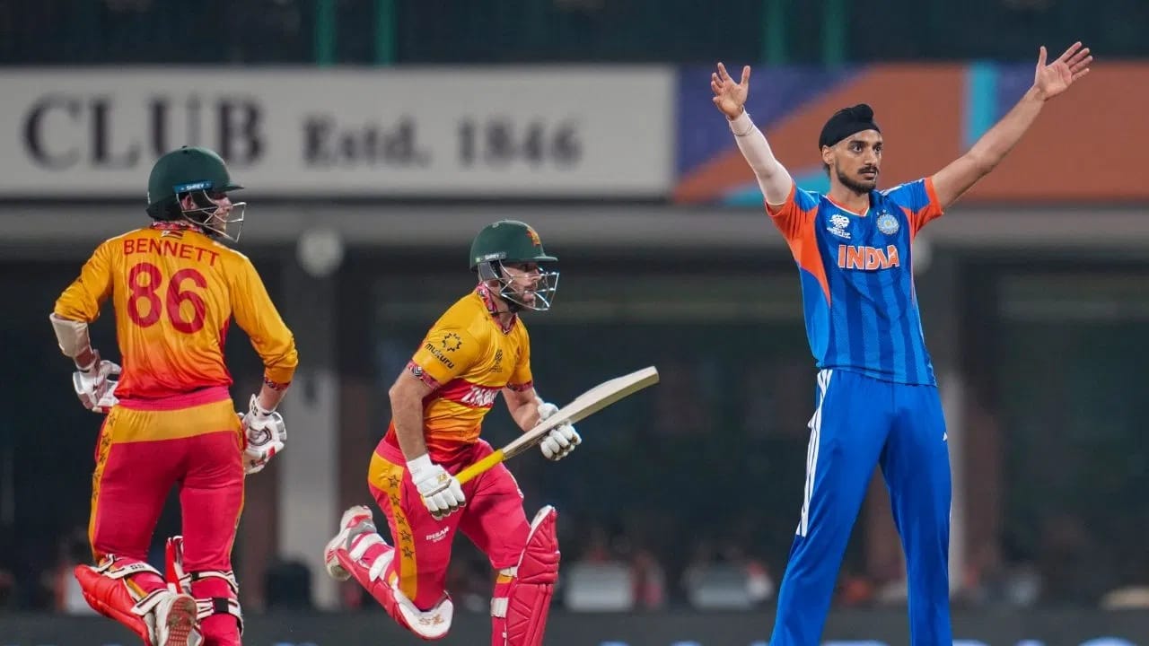 अर्शदीप सिंह याने झिंबाब्वेच्या 3 फलंदाजांना मैदानाबाहेरचा रस्ता दाखवला. अर्शदीपने 4 ओव्हरमध्ये 24 धावांच्या मोबदल्यात या 3 विकेट्स मिळवल्या. अर्शदीप यासह जसप्रीत बुमराह याला मागे टाकत टी 20i वर्ल्ड कप स्पर्धेत भारतासाठी सर्वाधिक विकेट्स मिळवणारा गोलंदाज ठरला. (Photo Credit : PTI)