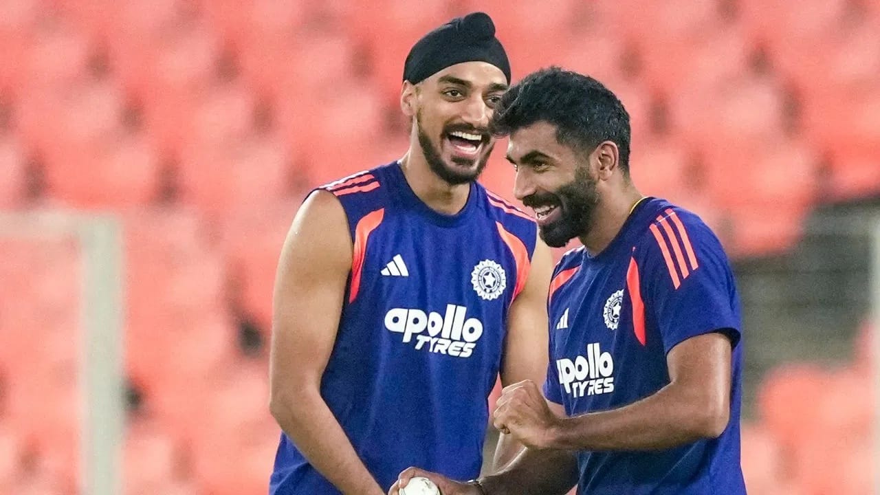 जसप्रीत बुमराह आणि अर्शदीप सिंह या दोघांना टी 20I वर्ल्ड कप स्पर्धेत भारताकडून सर्वाधिक विकेट्स घेण्याचा विक्रम आपल्या नावावर करण्यासाठी प्रत्येकी 2 विकेट्सची गरज आहे. बुमराह आणि अर्शदीप या दोघांच्या नावावर प्रत्येकी 30-30 विकेट्सची नोंद आहे. त्यामुळे सर्वात आधी कोण 2 विकेट्स घेण्यात यशस्वी ठरणार याकडे चाहत्यांचं लक्ष असणार आहे. (Photo Credit : PTI)